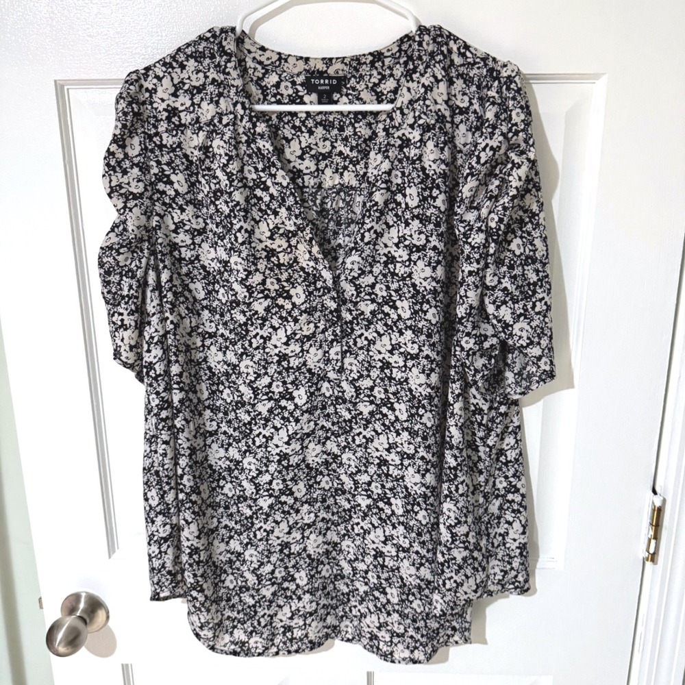 Torrid Harper Blouse Black White Floral V-Neck Short Sleeve Pullover Top 2 2X